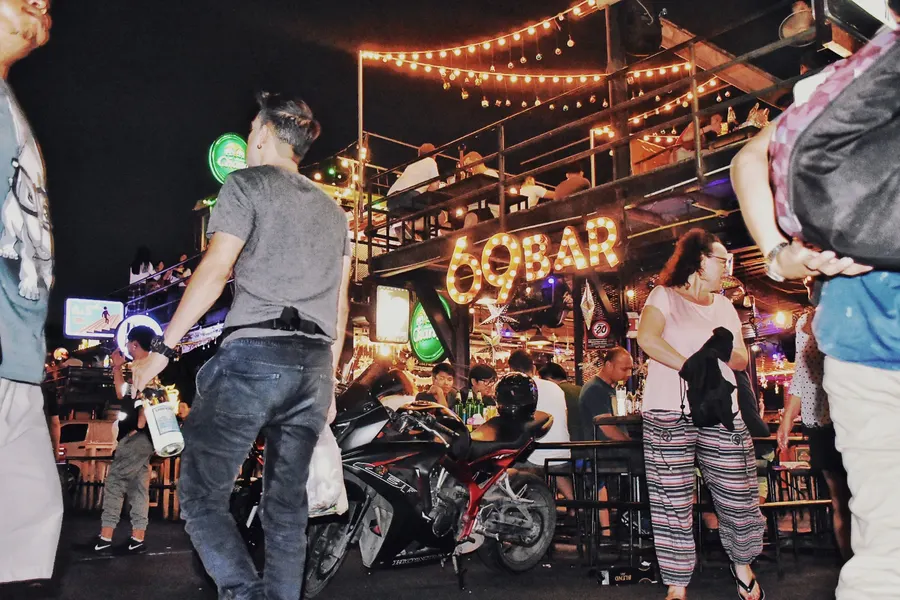夜市酒吧与表演场景
