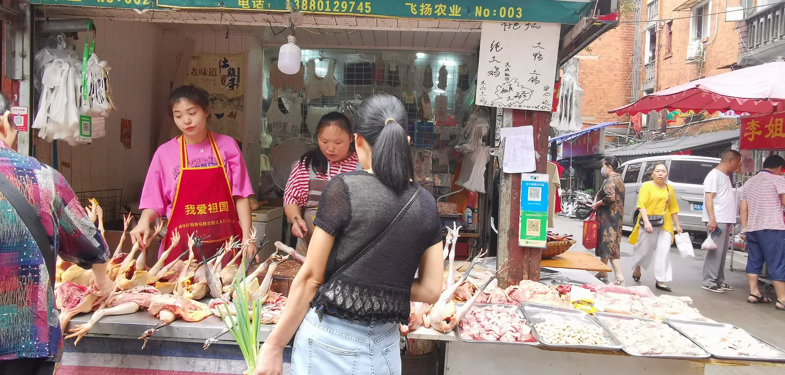 本地禽类摊位与鸡杂等不同部位