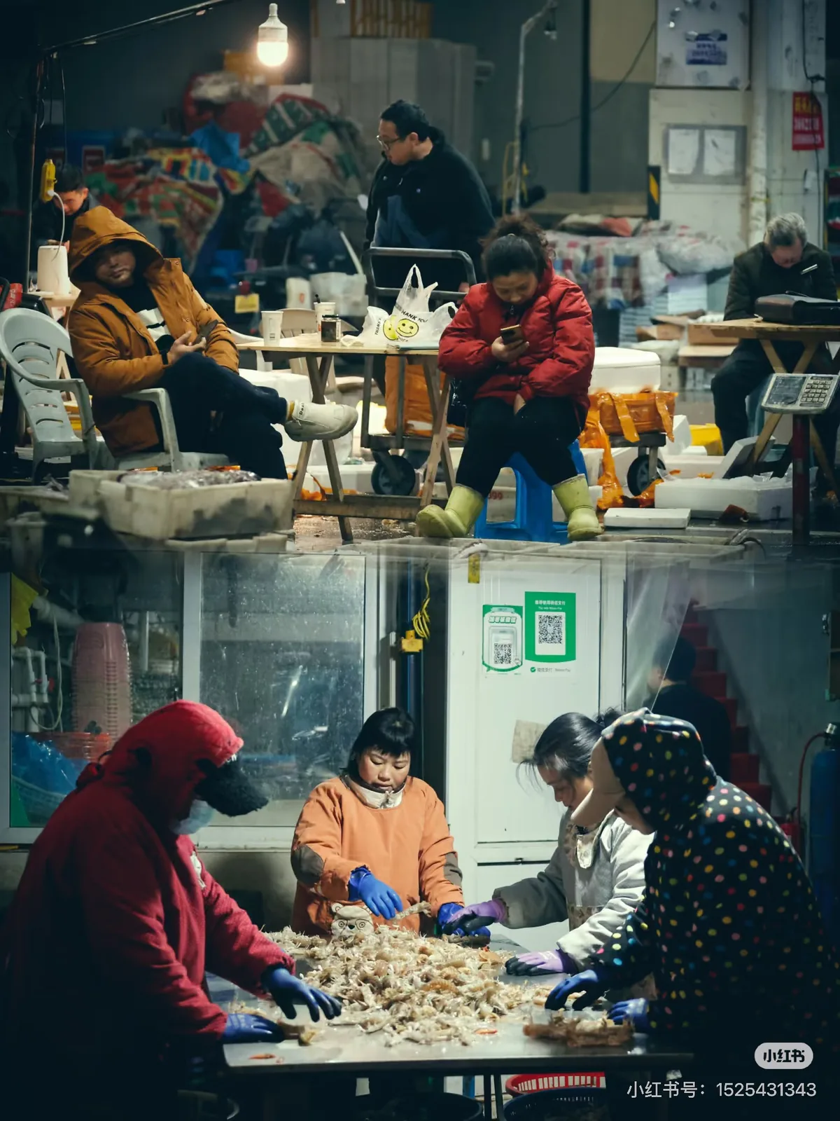 市场中的女性摊贩和剥壳劳动者